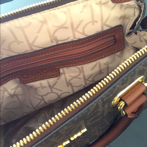 Calvin Klein leather handbag with monogram print. - Picture 3 of 3